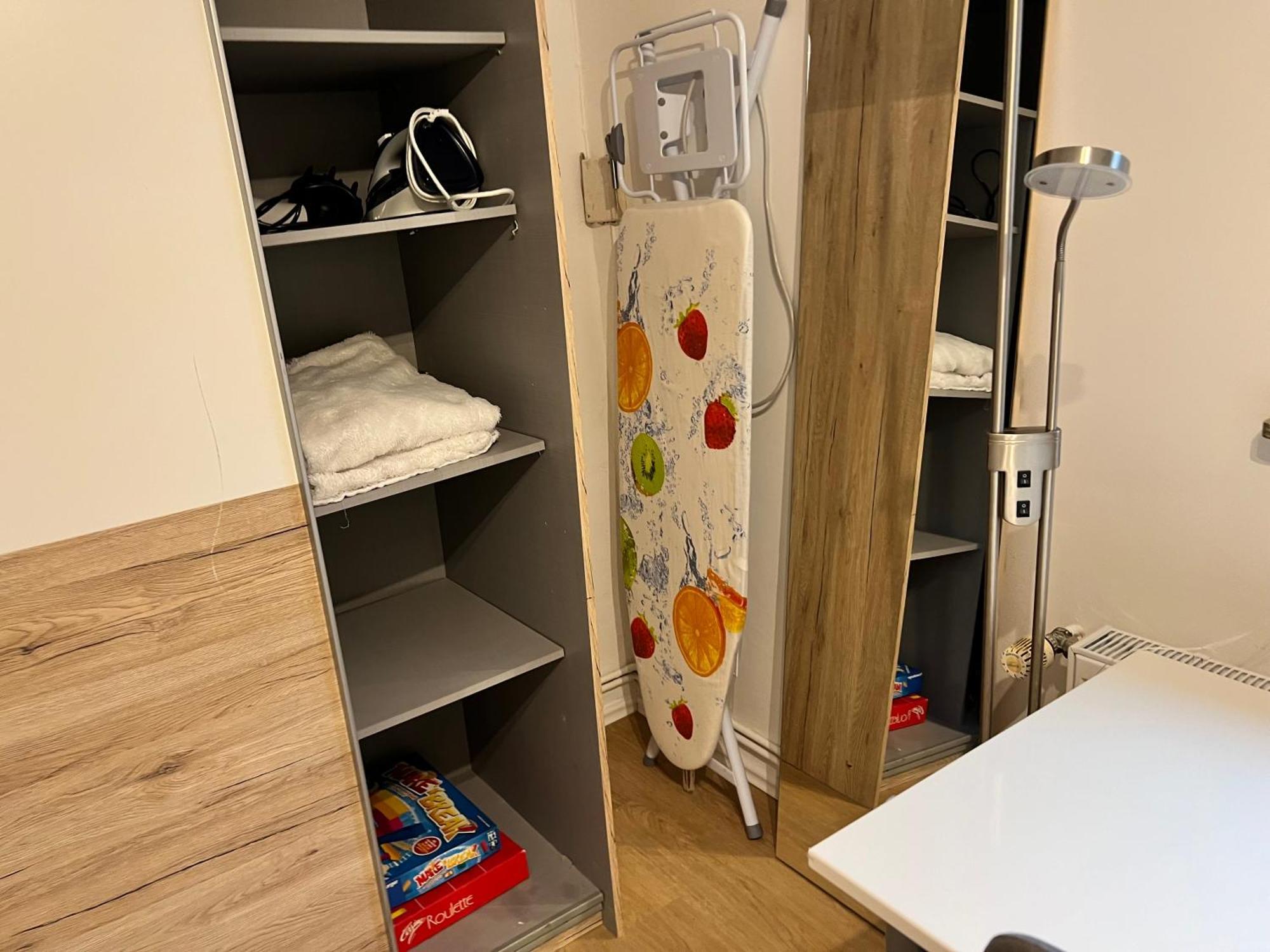 Modernes Untergeschoss-apartment *